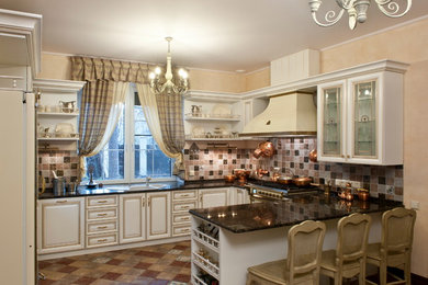 Пример оригинального дизайна: большая п-образная кухня-гостиная в средиземноморском стиле с белыми фасадами, разноцветным фартуком, фартуком из керамической плитки, накладной мойкой и цветной техникой в частном доме