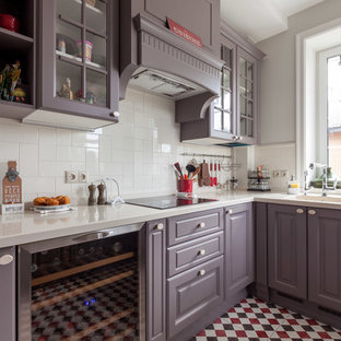 Große Klassische Küche ohne Insel mit Unterbauwaschbecken, Mineralwerkstoff-Arbeitsplatte, Küchenrückwand in Weiß, Rückwand aus Porzellanfliesen, Küchengeräten aus Edelstahl, Keramikboden, weißer Arbeitsplatte, profilierten Schrankfronten, lila Schränken und buntem Boden in Moskau
