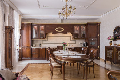 モスクワにある高級なトラディショナルスタイルのおしゃれなキッチン (シェーカースタイル扉のキャビネット、中間色木目調キャビネット、ベージュキッチンパネル、モザイクタイルのキッチンパネル、ベージュのキッチンカウンター、パネルと同色の調理設備、アイランドなし、ベージュの床) の写真