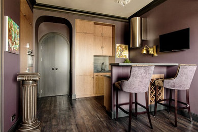 Foto de cocina bohemia pequeña con suelo de madera pintada, suelo negro, armarios con paneles lisos, puertas de armario de madera clara y península