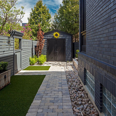 Design ideas for a mid-sized traditional side yard landscaping in Toronto.