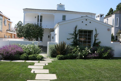 Пример оригинального дизайна: солнечный участок и сад на переднем дворе в классическом стиле с хорошей освещенностью, мощением тротуарной плиткой и садовой дорожкой или калиткой