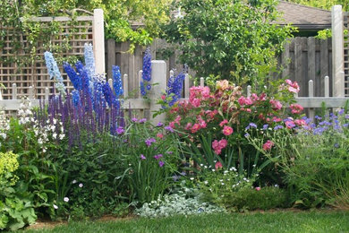 Стильный дизайн: регулярный сад на заднем дворе в стиле неоклассика (современная классика) - последний тренд