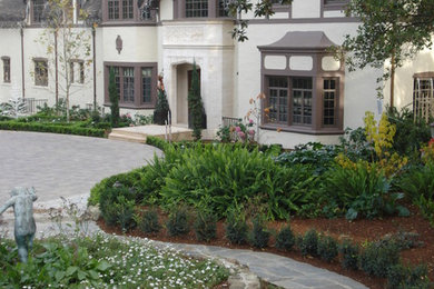 На фото: участок и сад в классическом стиле