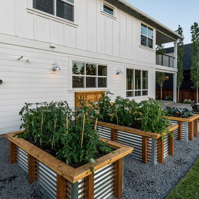 Design ideas for a farmhouse landscaping in Portland.