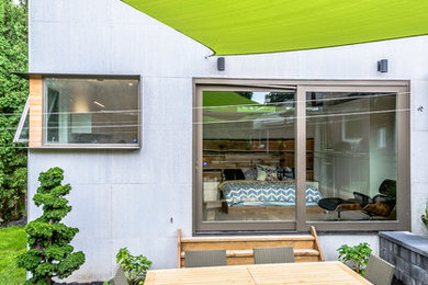 Großer Moderner Garten im Sommer, hinter dem Haus mit direkter Sonneneinstrahlung und Betonboden in Toronto