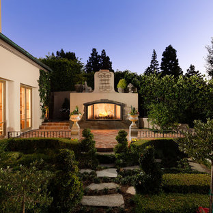 Geometrischer, Geräumiger Landhausstil Garten hinter dem Haus mit Kamin und direkter Sonneneinstrahlung in Orange County