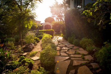 サンディエゴにあるラグジュアリーな中くらいな地中海スタイルのおしゃれな中庭 (半日向、天然石敷き) の写真