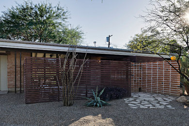 This is an example of a mid-sized modern landscaping in Phoenix.