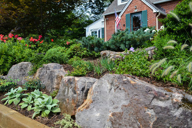ワシントンD.C.にある低価格の中くらいなコンテンポラリースタイルのおしゃれな庭 (擁壁、日向、傾斜地) の写真
