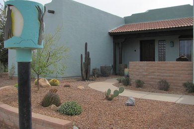 Foto de camino de jardín de secano de estilo americano de tamaño medio en primavera en patio delantero con exposición parcial al sol y adoquines de piedra natural