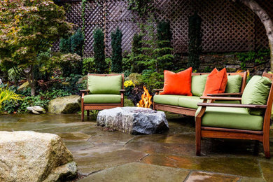 Foto de jardín contemporáneo en patio trasero con adoquines de piedra natural
