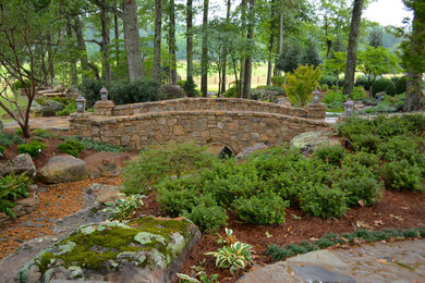 Ejemplo de camino de jardín clásico extra grande en verano en patio trasero con exposición reducida al sol y adoquines de piedra natural