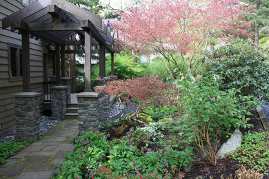 シアトルにある高級な中くらいなラスティックスタイルのおしゃれな庭 (庭への小道、日向、天然石敷き) の写真