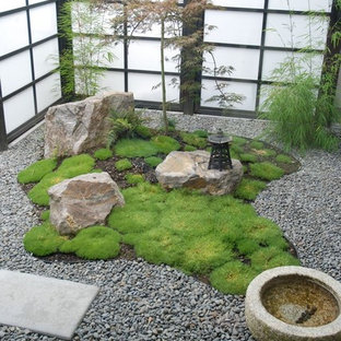 Small asian courtyard garden in Hamilton with a water feature and gravel.