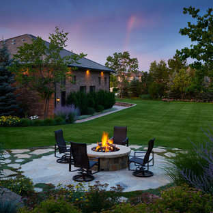 Geometrischer, Geräumiger, Halbschattiger Moderner Garten im Sommer, hinter dem Haus mit Kamin und Natursteinplatten in Denver