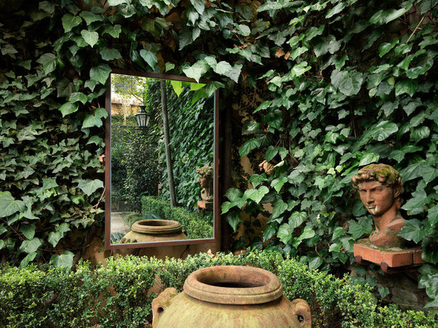 Traditional Garden by Giuseppe Lunardini Architetto del Paesaggio