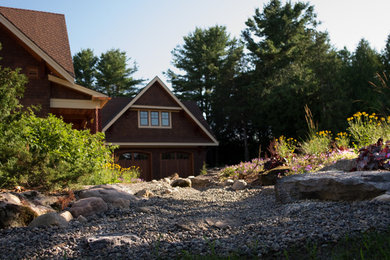 Diseño de camino de jardín de secano de estilo americano de tamaño medio en verano en patio delantero con exposición parcial al sol y gravilla