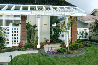 Ejemplo de jardín tradicional de tamaño medio en patio trasero con jardín francés, exposición parcial al sol y adoquines de hormigón