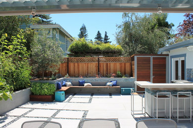 Example of a minimalist backyard patio design in San Francisco