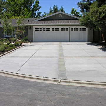 Alamo Traditional Modern Front Yard with Flagstone Pathways