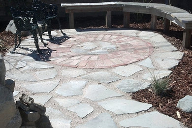 Modelo de camino de jardín de tamaño medio en patio trasero con adoquines de piedra natural