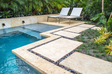 Geometrischer, Mittelgroßer Maritimer Garten hinter dem Haus mit direkter Sonneneinstrahlung und Natursteinplatten in Miami