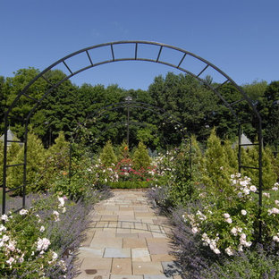 Idee per un giardino formale tradizionale in estate con pavimentazioni in pietra naturale