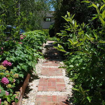 Inspiration for a traditional brick landscaping.