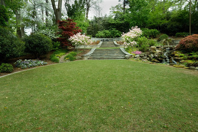 Halbschattiger, Geometrischer, Großer Klassischer Garten im Sommer, hinter dem Haus mit Natursteinplatten und Wasserspiel in Atlanta