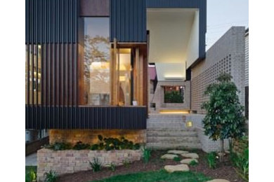 Idee per un giardino design esposto in pieno sole di medie dimensioni e dietro casa con un ingresso o sentiero e pavimentazioni in pietra naturale