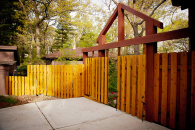 Geometrischer, Mittelgroßer, Halbschattiger Klassischer Gartenweg im Frühling, hinter dem Haus mit Natursteinplatten in Milwaukee