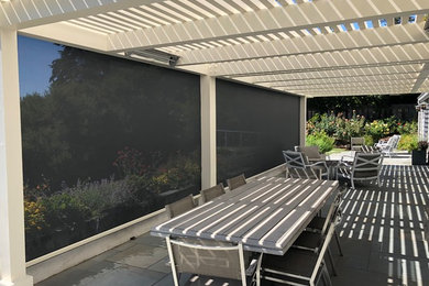 Imagen de jardín minimalista de tamaño medio en verano en patio trasero con jardín francés, exposición total al sol y adoquines de piedra natural