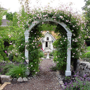 Esempio di un giardino formale chic esposto a mezz'ombra di medie dimensioni e dietro casa in primavera con fontane e pacciame