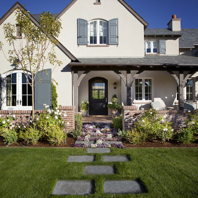 Photo of a traditional front yard landscaping in Phoenix.
