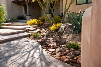 Idee per un giardino xeriscape stile americano esposto a mezz'ombra di medie dimensioni e davanti casa con pavimentazioni in mattoni