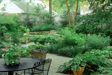 Modelo de jardín de estilo americano en patio trasero con fuente, exposición reducida al sol y adoquines de piedra natural