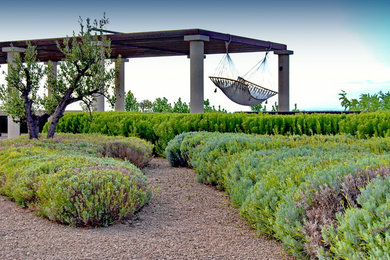 Geräumiger, Geometrischer Moderner Garten im Sommer mit direkter Sonneneinstrahlung und Natursteinplatten in Sonstige
