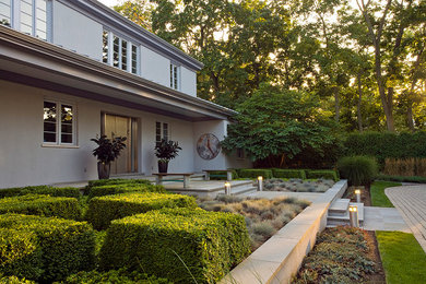 Design ideas for a medium sized contemporary front full sun garden in Chicago.