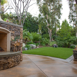 Country Garten hinter dem Haus mit Kamin, direkter Sonneneinstrahlung und Betonplatten in Orange County