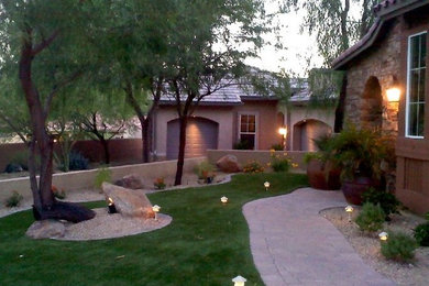 Design ideas for a mid-sized traditional side yard landscaping in Phoenix.