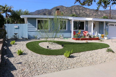 Inspiration for a mid-sized drought-tolerant and full sun front yard landscaping in Los Angeles.