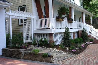 ワシントンD.C.にある高級な中くらいなトラディショナルスタイルのおしゃれな庭 (日陰、レンガ敷き) の写真