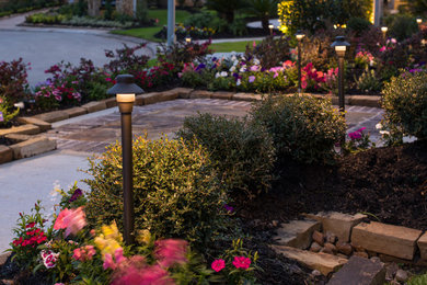 ヒューストンにある高級な中くらいなトラディショナルスタイルのおしゃれな庭 (庭への小道、日向、天然石敷き) の写真