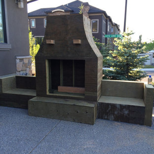 Großer Garten neben dem Haus mit Kamin und Natursteinplatten in Calgary