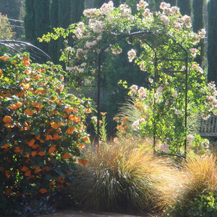 Ispirazione per un giardino chic esposto in pieno sole di medie dimensioni e in cortile in primavera con un ingresso o sentiero e ghiaia