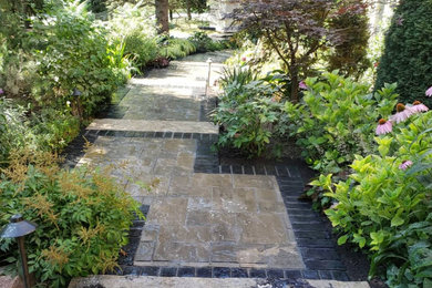 Design ideas for a traditional landscaping in Toronto.
