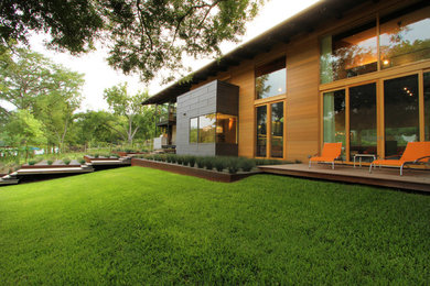 Geometrischer, Mittelgroßer Moderner Gartenweg im Sommer, hinter dem Haus mit direkter Sonneneinstrahlung und Dielen in Austin