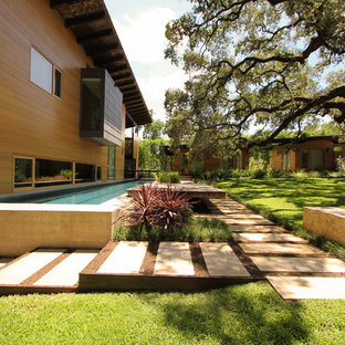 Ispirazione per un giardino formale minimal esposto in pieno sole dietro casa e di medie dimensioni in estate con un ingresso o sentiero e pavimentazioni in pietra naturale