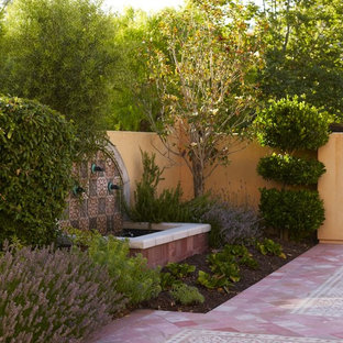 Ejemplo de jardín mediterráneo, en patio, con fuente